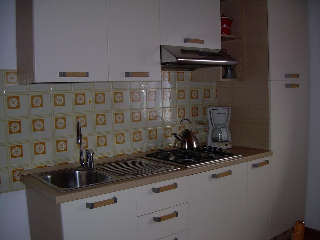 Casa Mary Apartment Бренцоне сул Гарда Стая снимка